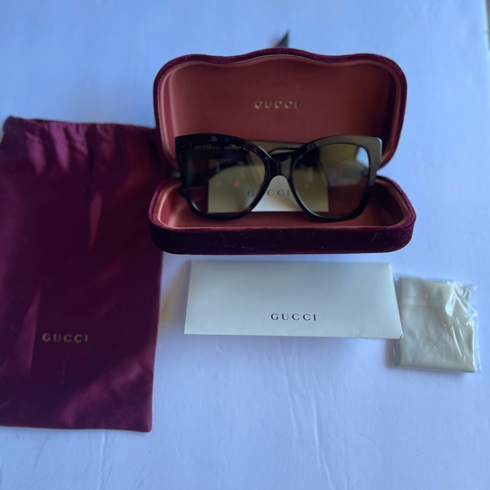 GUCCI brown oversized sunglasses with silk pouch and beautiful burgundy case.